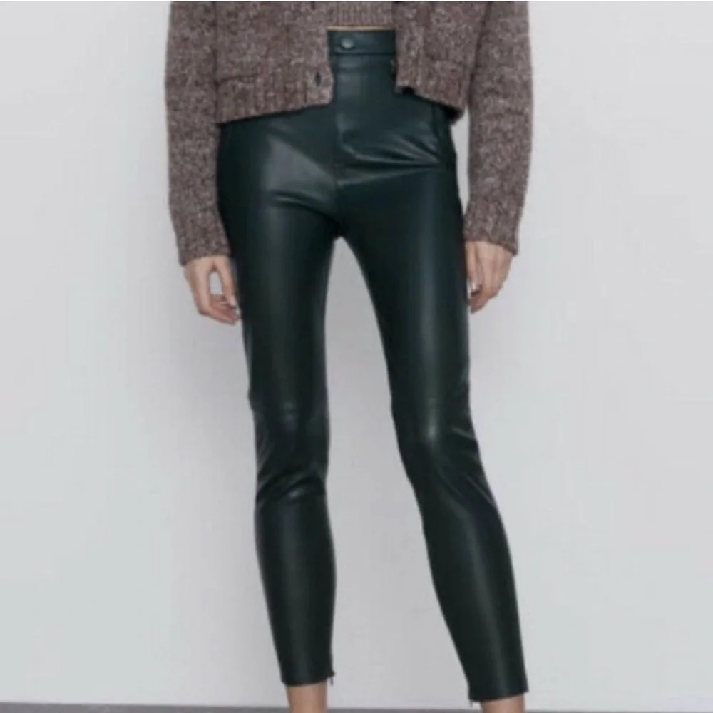 NWOT Zara Dark Green Leather high-waisted leggings. Size M. Ankle Zip